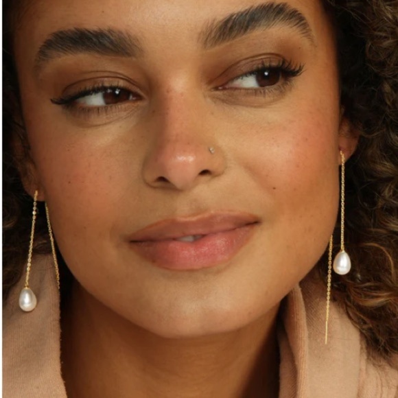 Pearl and gold 5 inch threader earrings, new in package - Picture 2 of 7